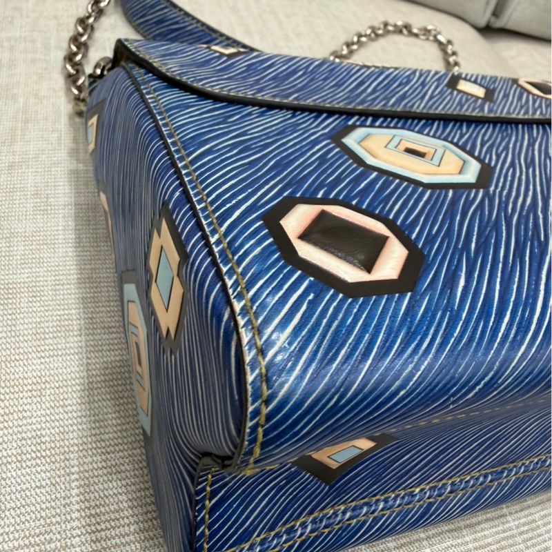 LV 路易威登 限量款藍色 epi水波紋塗鴉旋轉扣 Twist鏈條包 肩背包-42