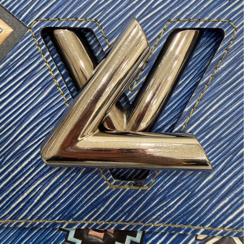 LV 路易威登 限量款藍色 epi水波紋塗鴉旋轉扣 Twist鏈條包 肩背包-43