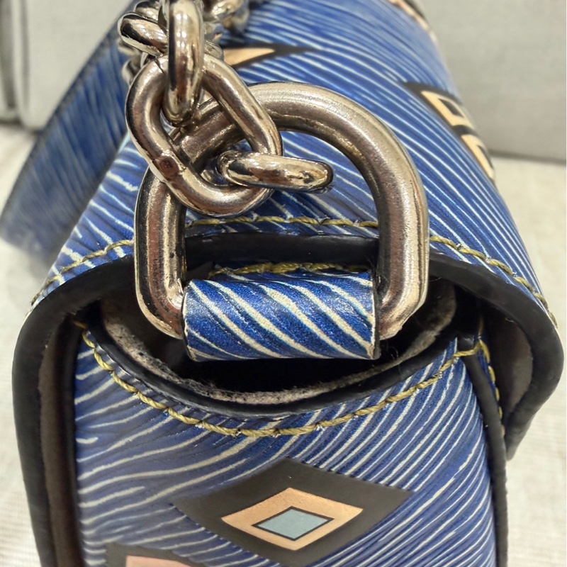 LV 路易威登 限量款藍色 epi水波紋塗鴉旋轉扣 Twist鏈條包 肩背包-44