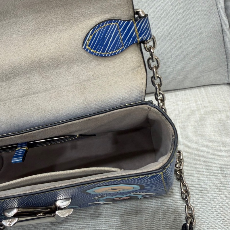 LV 路易威登 限量款藍色 epi水波紋塗鴉旋轉扣 Twist鏈條包 肩背包-47