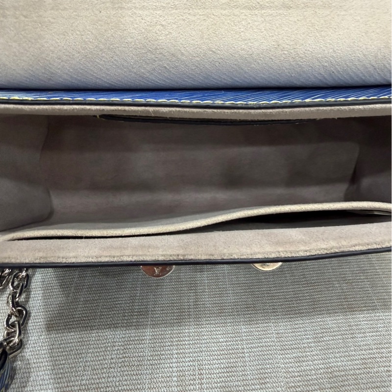 LV 路易威登 限量款藍色 epi水波紋塗鴉旋轉扣 Twist鏈條包 肩背包-51