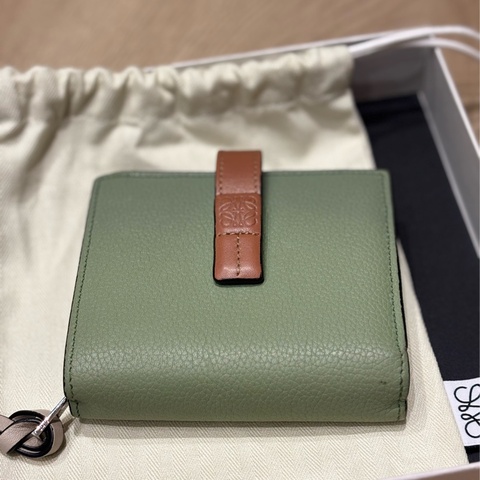 Loewe 酪梨綠八卡短/中夾