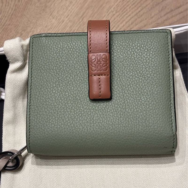 Loewe 酪梨綠八卡短/中夾-1