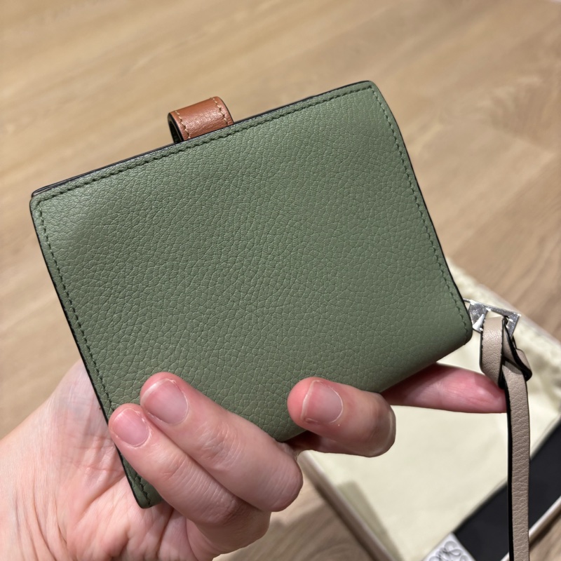 Loewe 酪梨綠八卡短/中夾-4