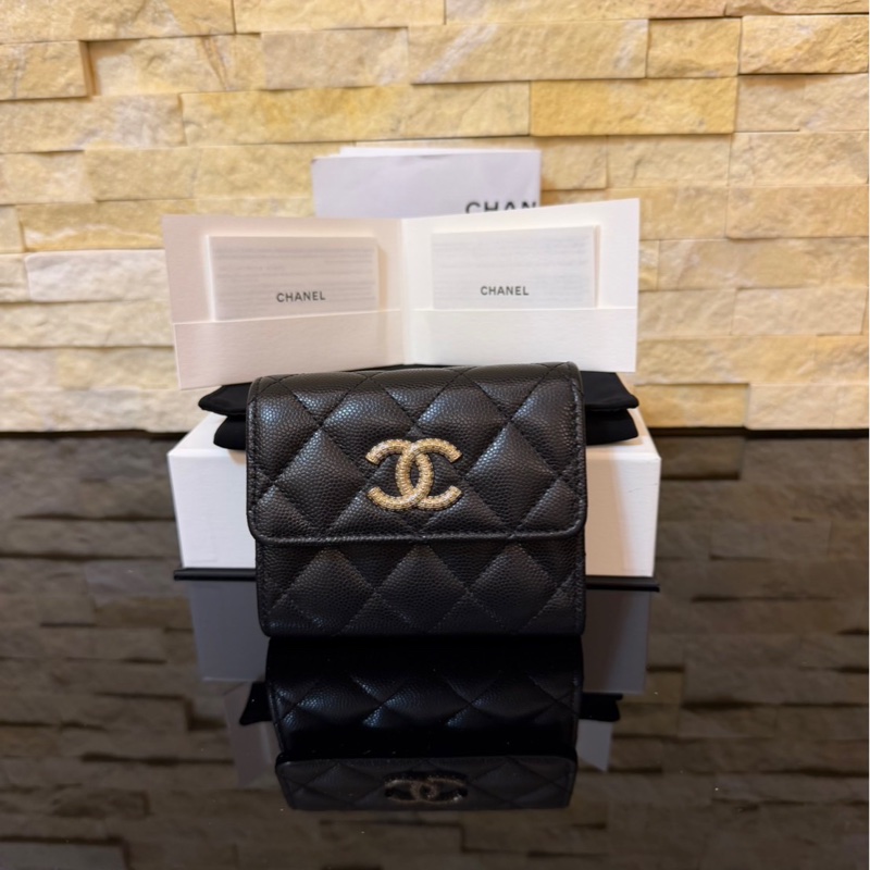 Chanel 香奈兒新款浮雕大雙C黑金牛三折短夾-0