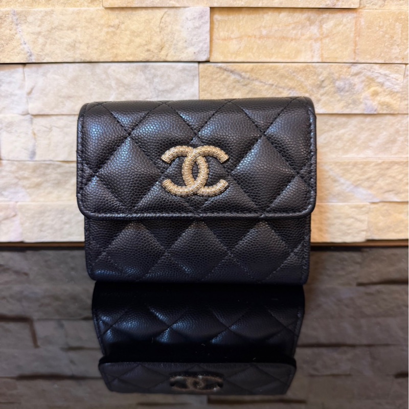 Chanel 香奈兒新款浮雕大雙C黑金牛三折短夾-1