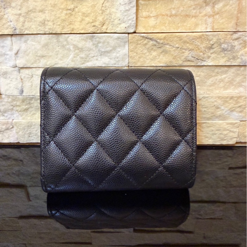 Chanel 香奈兒新款浮雕大雙C黑金牛三折短夾-2