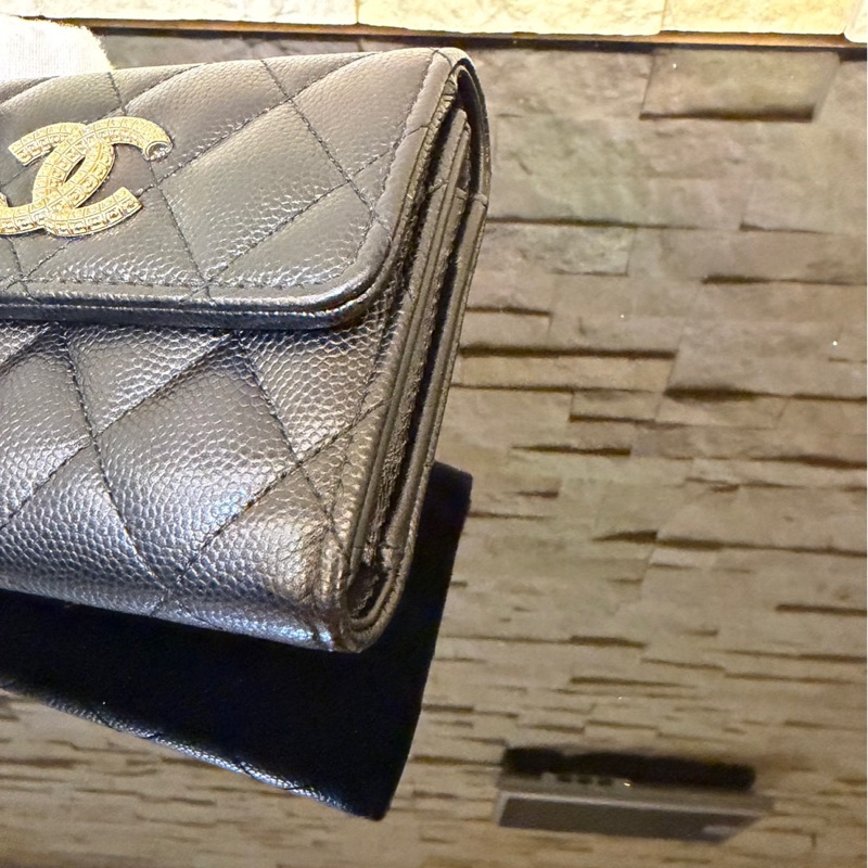Chanel 香奈兒新款浮雕大雙C黑金牛三折短夾-3