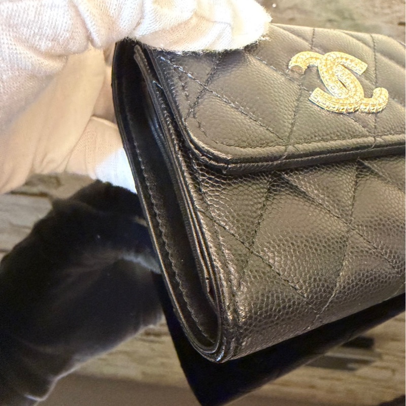 Chanel 香奈兒新款浮雕大雙C黑金牛三折短夾-4