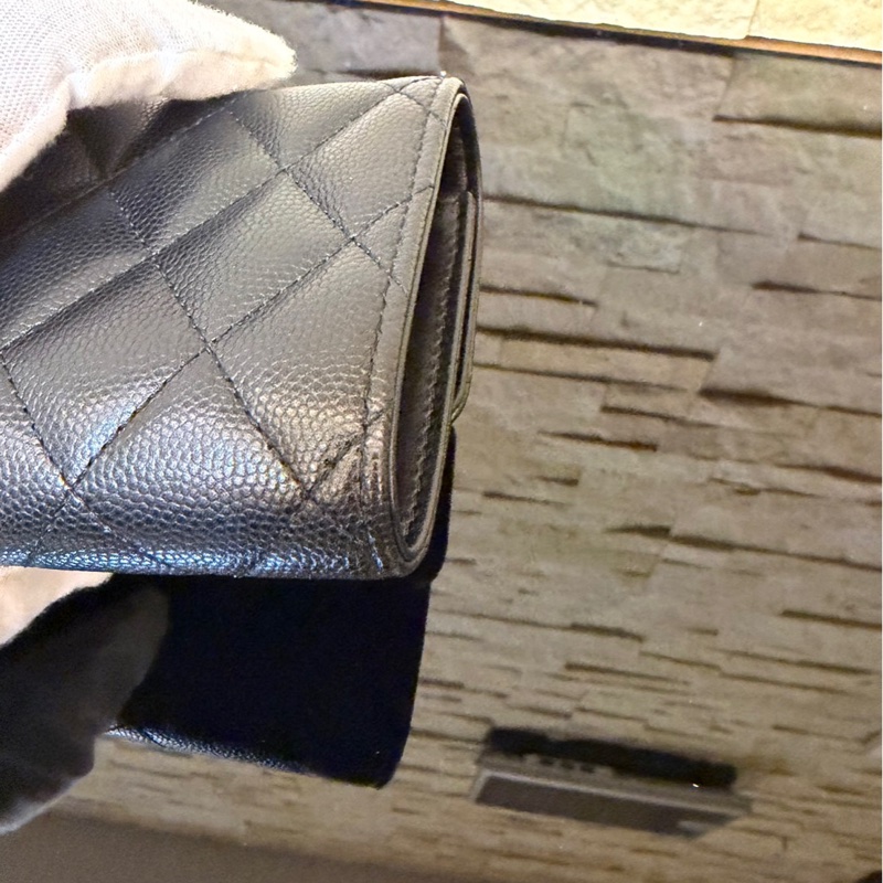 Chanel 香奈兒新款浮雕大雙C黑金牛三折短夾-5