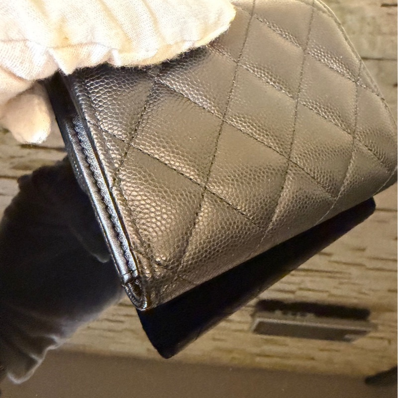 Chanel 香奈兒新款浮雕大雙C黑金牛三折短夾-6
