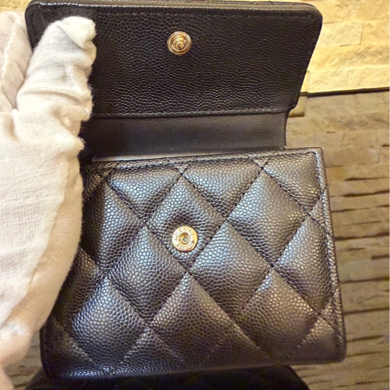 Chanel 香奈兒新款浮雕大雙C黑金牛三折短夾-9