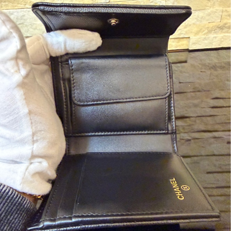 Chanel 香奈兒新款浮雕大雙C黑金牛三折短夾-12