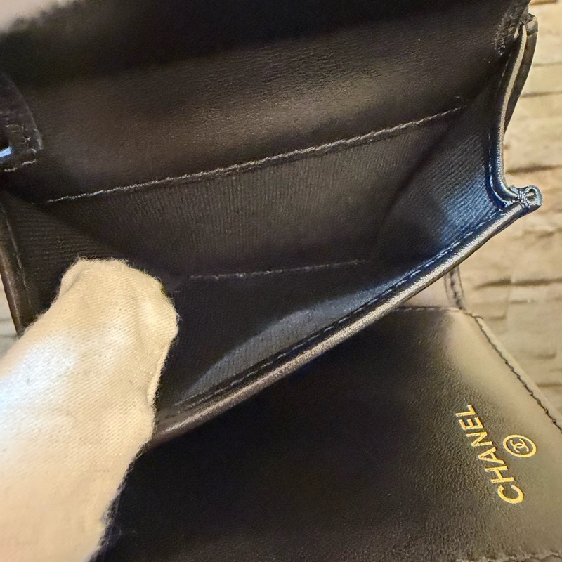 Chanel 香奈兒新款浮雕大雙C黑金牛三折短夾-16