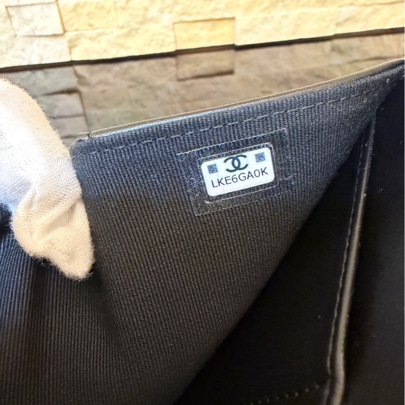 Chanel 香奈兒新款浮雕大雙C黑金牛三折短夾-18