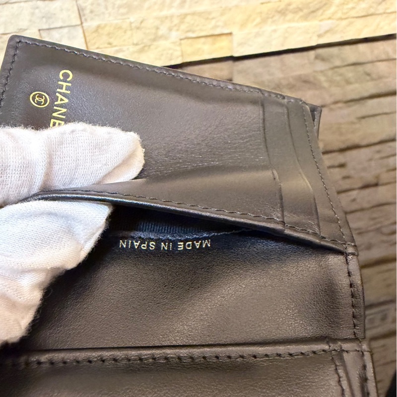 Chanel 香奈兒新款浮雕大雙C黑金牛三折短夾-19