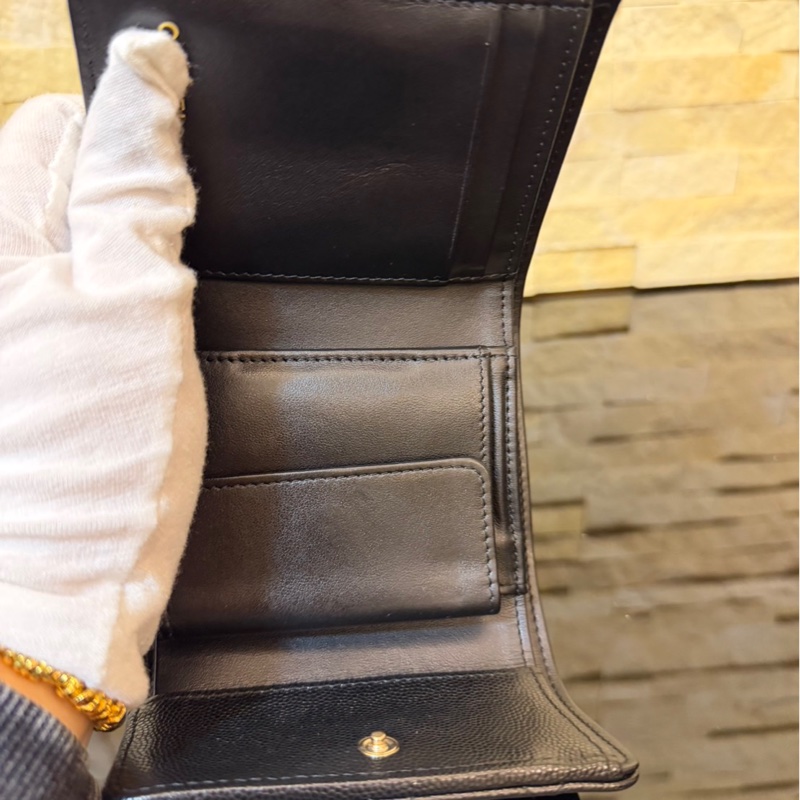 Chanel 香奈兒新款浮雕大雙C黑金牛三折短夾-21