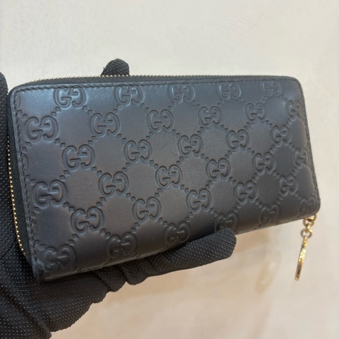 Gucci 黑金壓紋大G吊飾拉鍊長夾