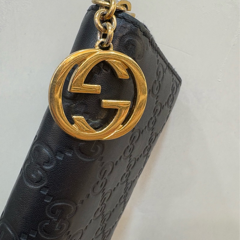 Gucci 黑金壓紋大G吊飾拉鍊長夾-1