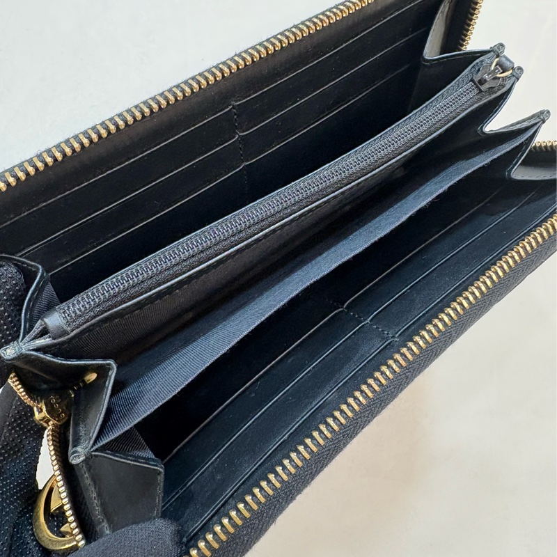 Gucci 黑金壓紋大G吊飾拉鍊長夾-2