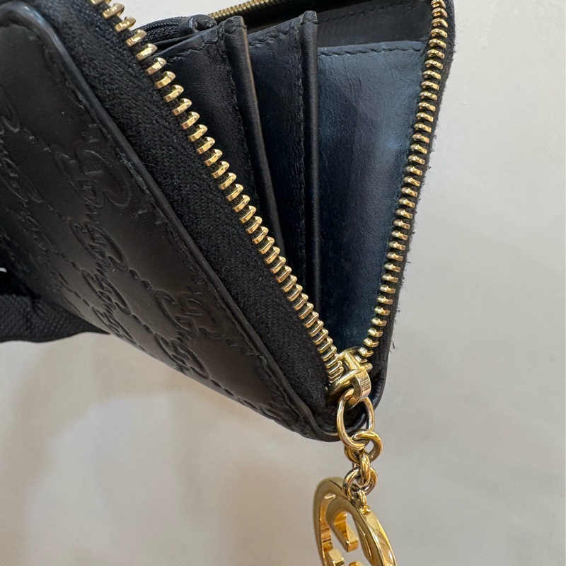 Gucci 黑金壓紋大G吊飾拉鍊長夾-5