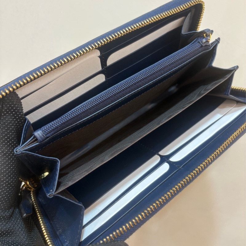 Gucci 深藍色壓紋牛皮拉鍊長夾-3