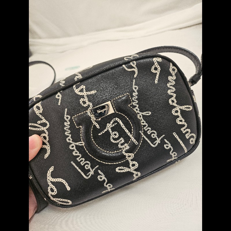 經典與潮流的完美平衡 ✨ Salvatore Ferragamo 草寫 Logo 復古相機包
​這款包包真的寫了我的名字！🖤-0