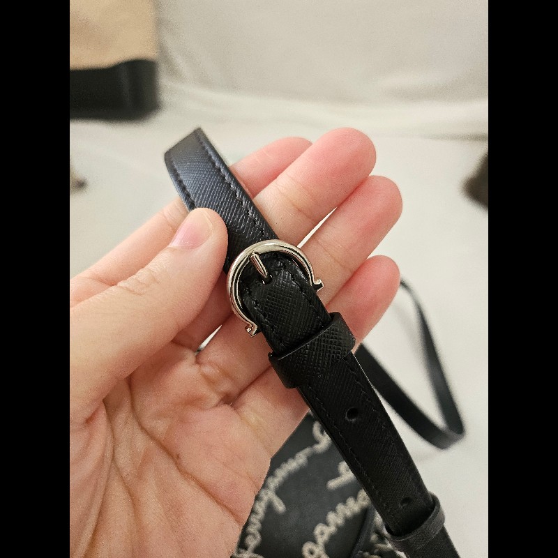 經典與潮流的完美平衡 ✨ Salvatore Ferragamo 草寫 Logo 復古相機包
​這款包包真的寫了我的名字！🖤-3