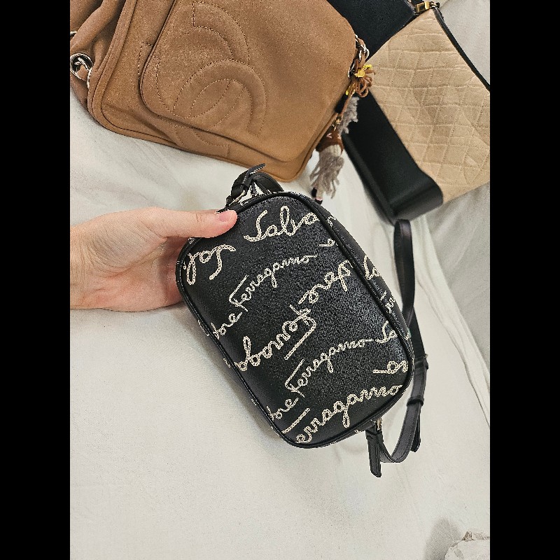 經典與潮流的完美平衡 ✨ Salvatore Ferragamo 草寫 Logo 復古相機包
​這款包包真的寫了我的名字！🖤-5
