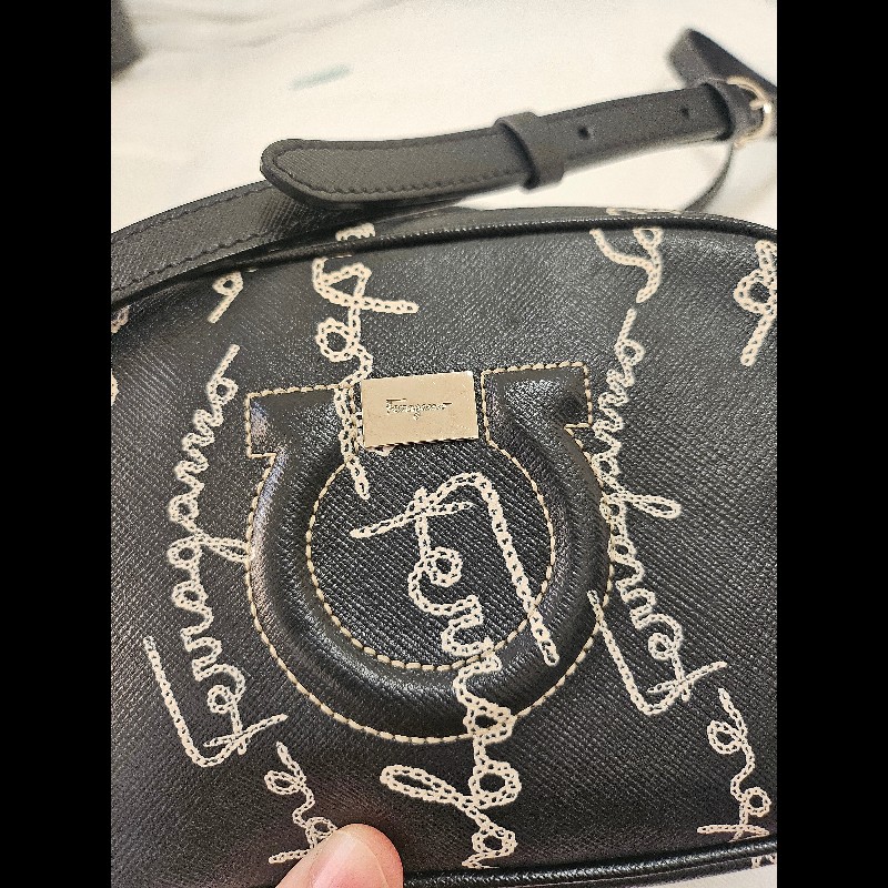 經典與潮流的完美平衡 ✨ Salvatore Ferragamo 草寫 Logo 復古相機包
​這款包包真的寫了我的名字！🖤-8