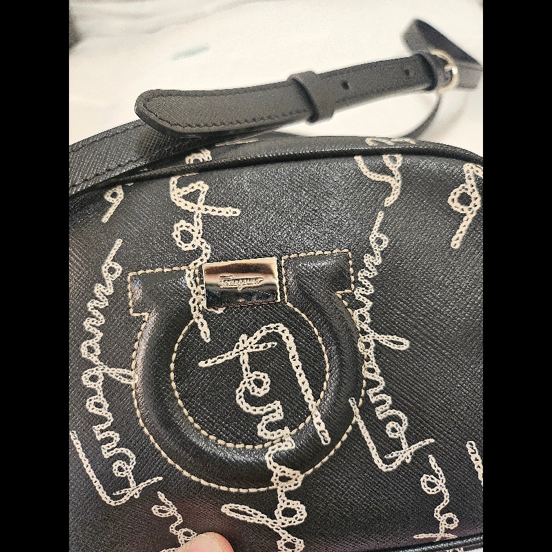 經典與潮流的完美平衡 ✨ Salvatore Ferragamo 草寫 Logo 復古相機包
​這款包包真的寫了我的名字！🖤-9