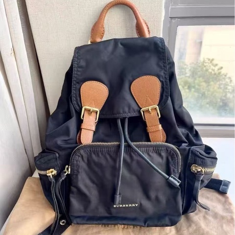 BURBERRY 金扣尼龍抽繩後背包 28*42*15 98新配件 塵袋