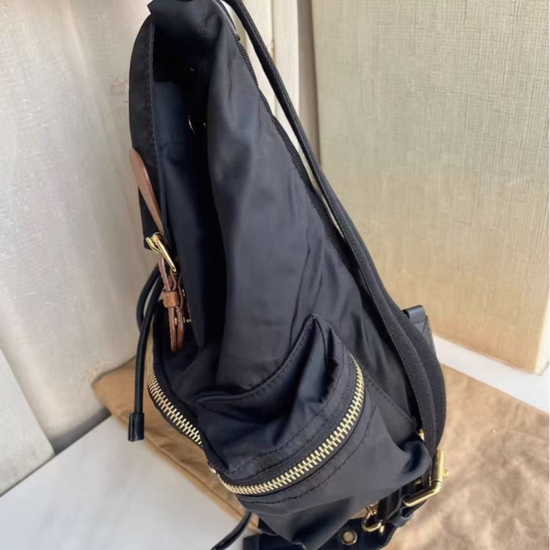 BURBERRY 金扣尼龍抽繩後背包 28*42*15 98新配件 塵袋-3