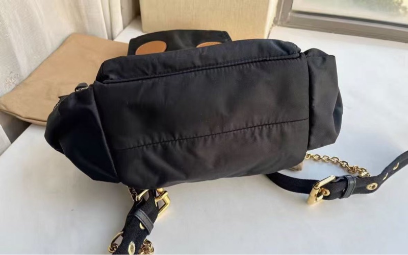 BURBERRY 金扣尼龍抽繩後背包 28*42*15 98新配件 塵袋-4