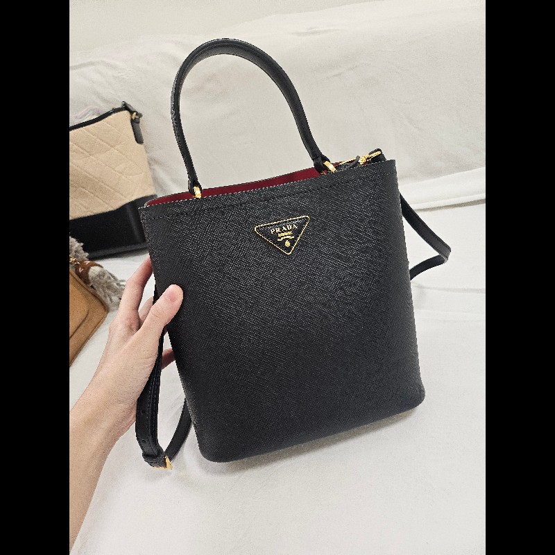 法式優雅 🖤 ❤️Prada 經典黑紅撞色水桶包-0