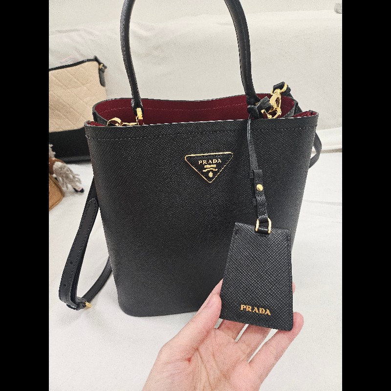 法式優雅 🖤 ❤️Prada 經典黑紅撞色水桶包-1