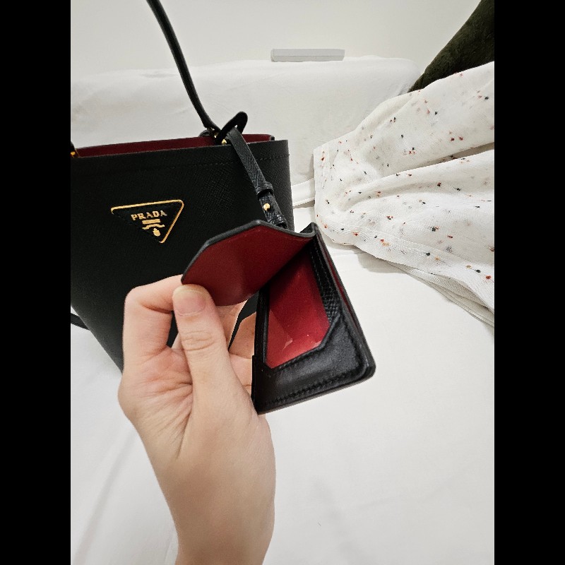 法式優雅 🖤 ❤️Prada 經典黑紅撞色水桶包-2