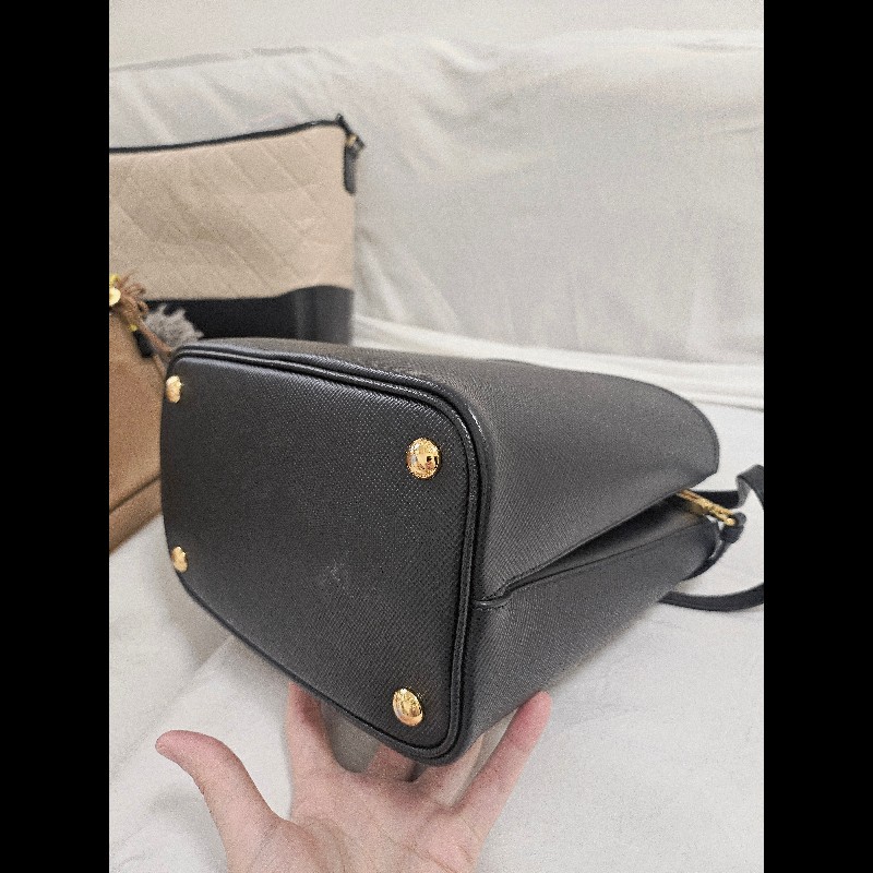 法式優雅 🖤 ❤️Prada 經典黑紅撞色水桶包-3