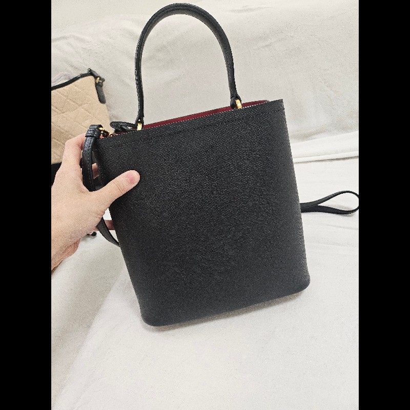 法式優雅 🖤 ❤️Prada 經典黑紅撞色水桶包-4