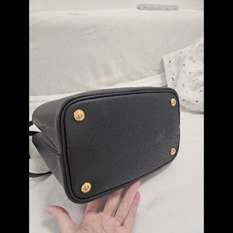 法式優雅 🖤 ❤️Prada 經典黑紅撞色水桶包-5