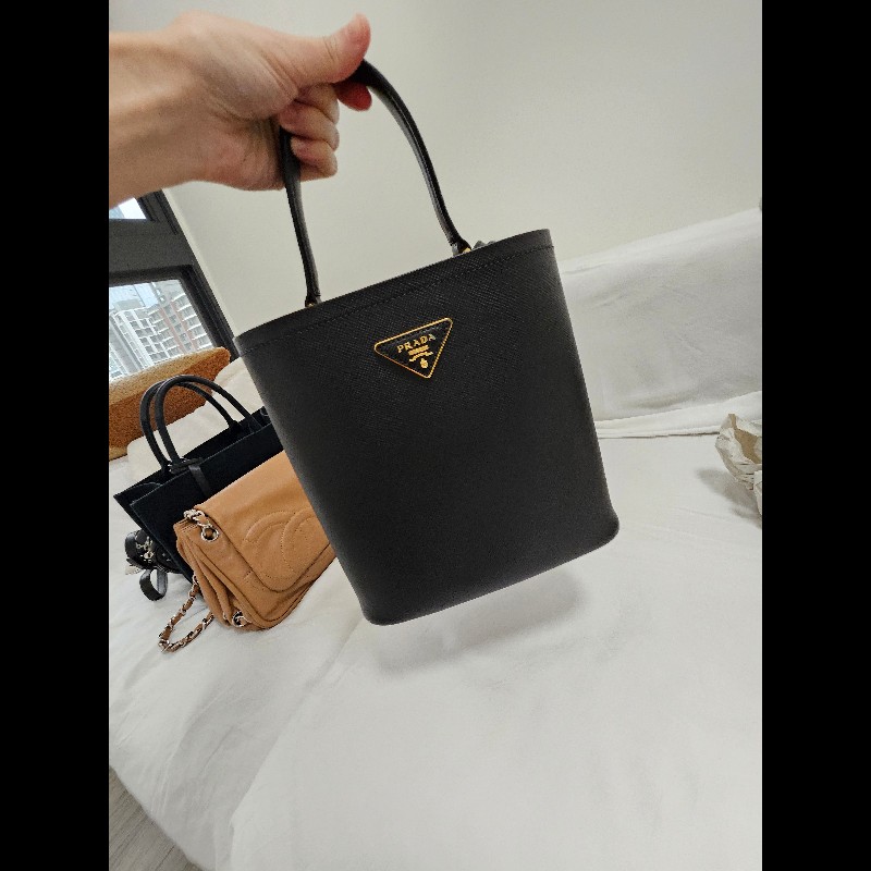 法式優雅 🖤 ❤️Prada 經典黑紅撞色水桶包-6