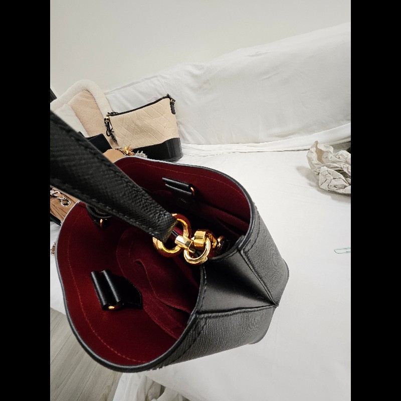 法式優雅 🖤 ❤️Prada 經典黑紅撞色水桶包-7