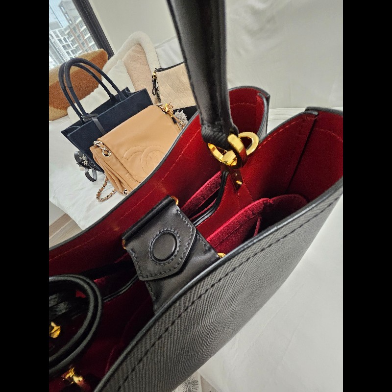 法式優雅 🖤 ❤️Prada 經典黑紅撞色水桶包-8