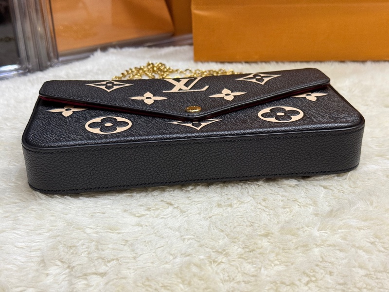 LV 很好用的款 晶片款 牛皮斜揹包 黑色牛皮 拼色 斜背包 櫃上更貴的拼色款-19