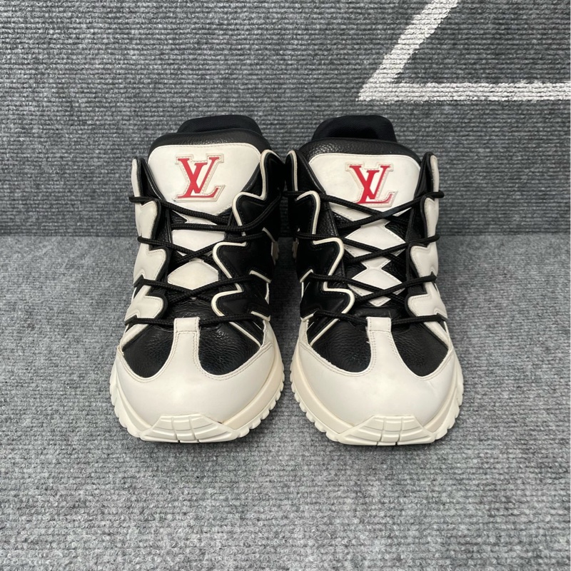 97新  LV 黑白色皮面運動鞋  40碼-0