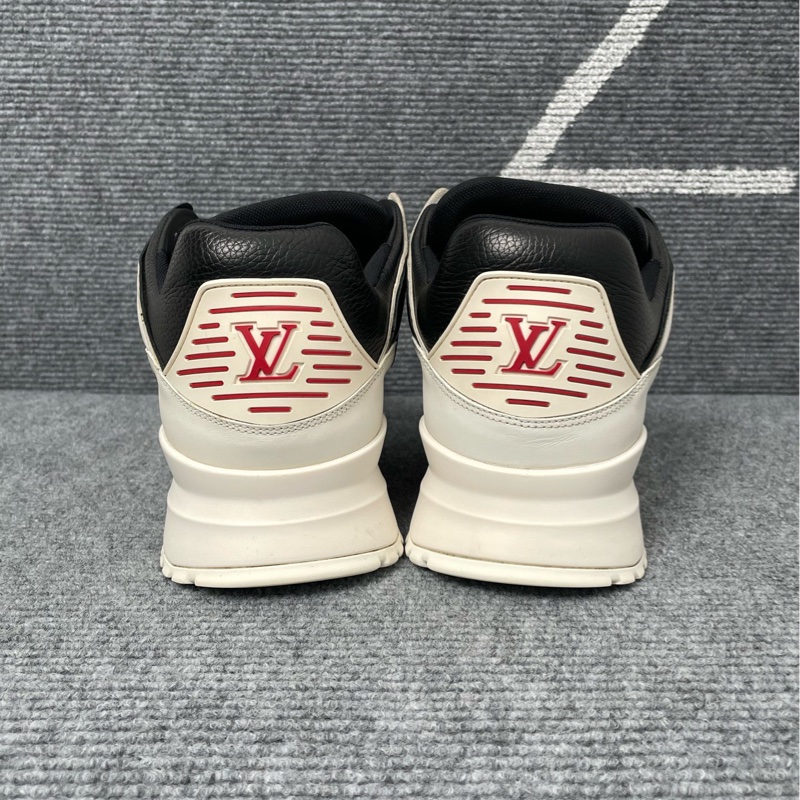 97新  LV 黑白色皮面運動鞋  40碼-2