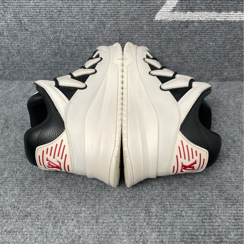 97新  LV 黑白色皮面運動鞋  40碼-3