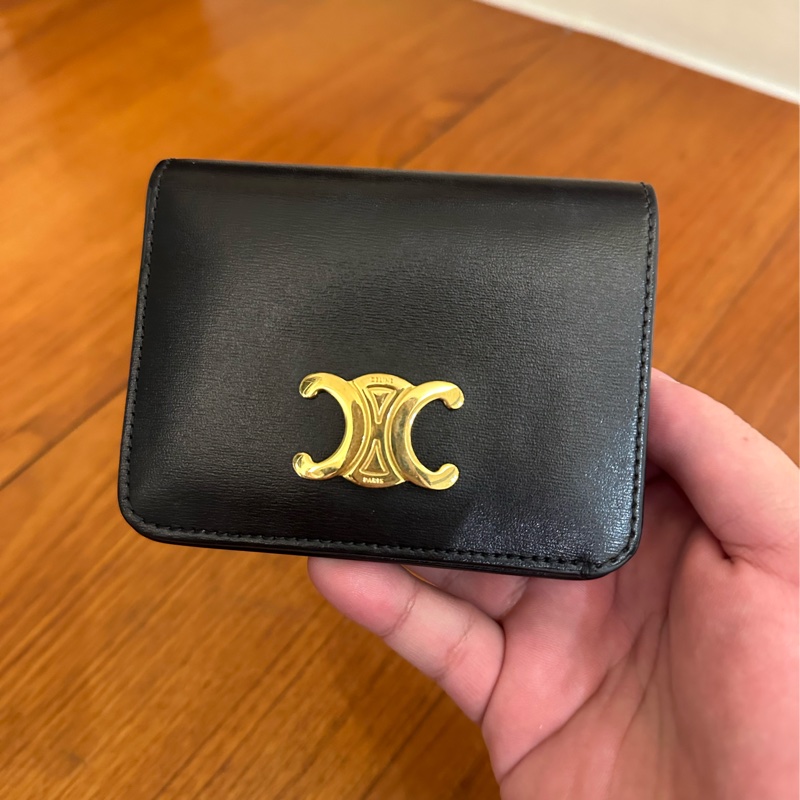 CELINE 黑亮皮凱旋門LOGO釦式短夾-0