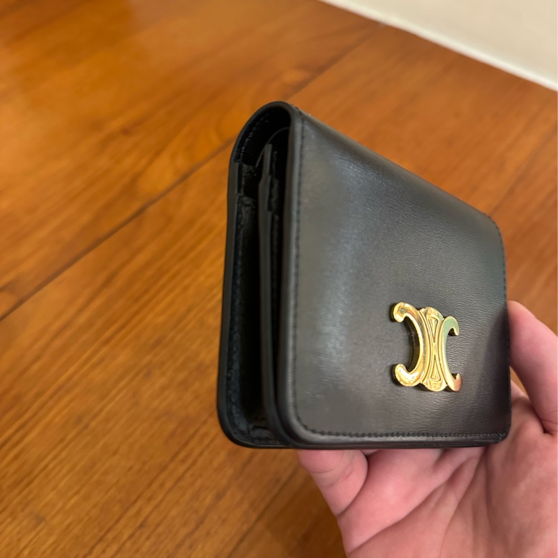 CELINE 黑亮皮凱旋門LOGO釦式短夾-1