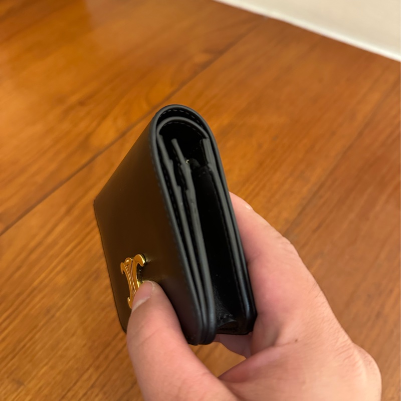 CELINE 黑亮皮凱旋門LOGO釦式短夾-2